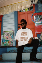 Load image into Gallery viewer, Olvidate de todo, menos de ser FELIZ (Oversized Boxy Tee)