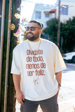 Load image into Gallery viewer, Olvidate de todo, menos de ser FELIZ (Oversized Boxy Tee)