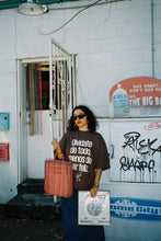 Load image into Gallery viewer, Olvidate de todo, menos de ser FELIZ T-Shirt (Oversized Boxy Fit)
