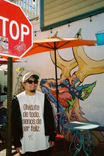Load image into Gallery viewer, Olvidate de todo, menos de ser FELIZ T-Shirt (Oversized Boxy Fit)
