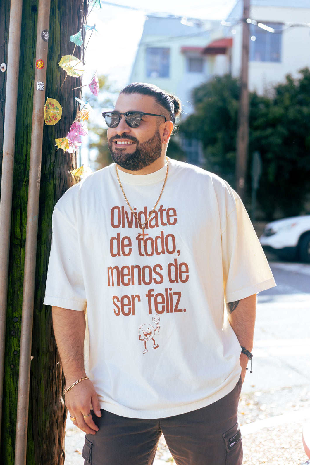 Olvidate de todo, menos de ser FELIZ T-Shirt (Oversized Boxy Fit)